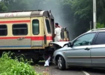 trem colide com carro