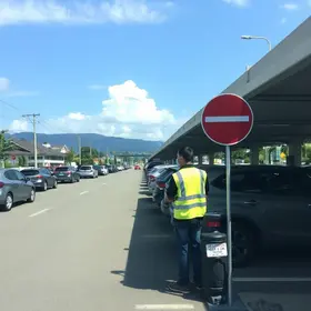 mulher esquece local de estacionamento
