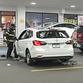 carro descontrolado invade loja em Apucarana