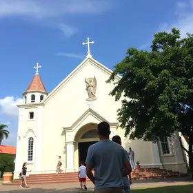 homem invade igreja
